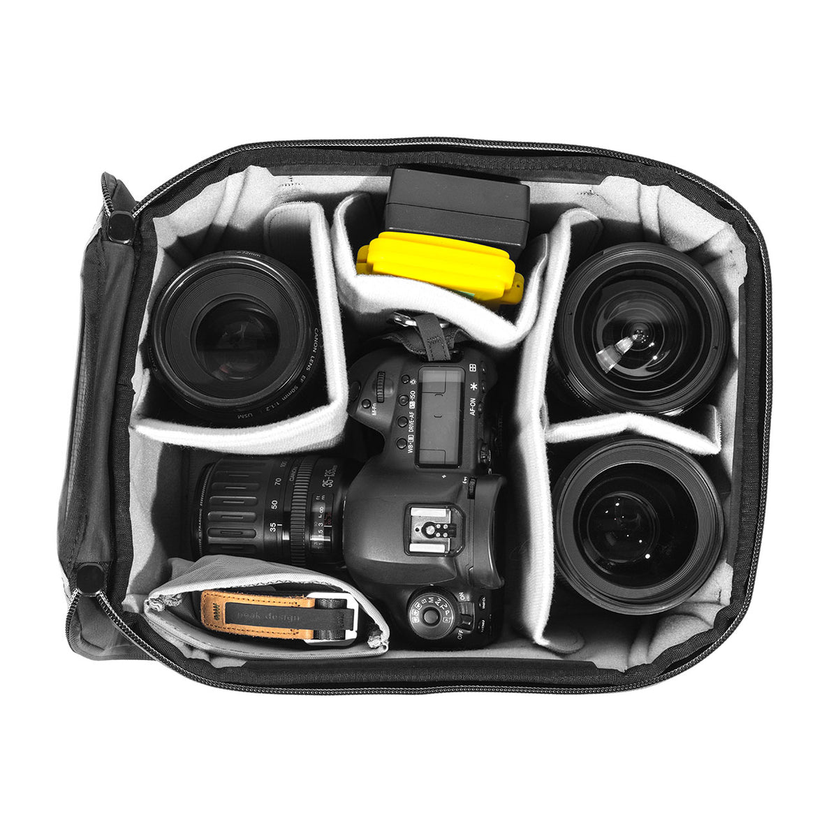 Peak Design Camera Cube V2 – Kamera-Packwürfel. S-Medium-Ausführung mit Fotozubehör und Filtern.