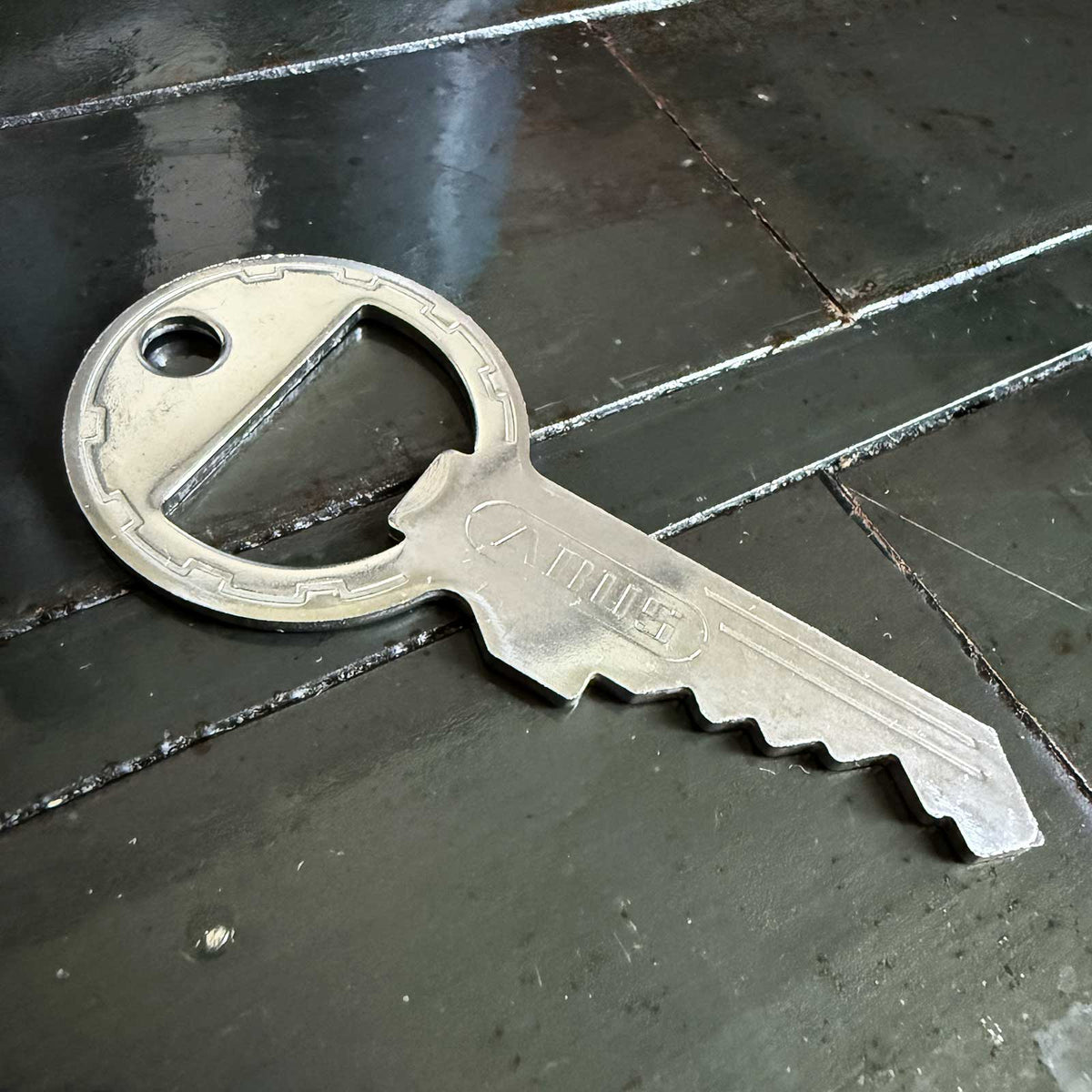 ABUS Flaschenöffner – Kapselheber für den Schlüsselbund