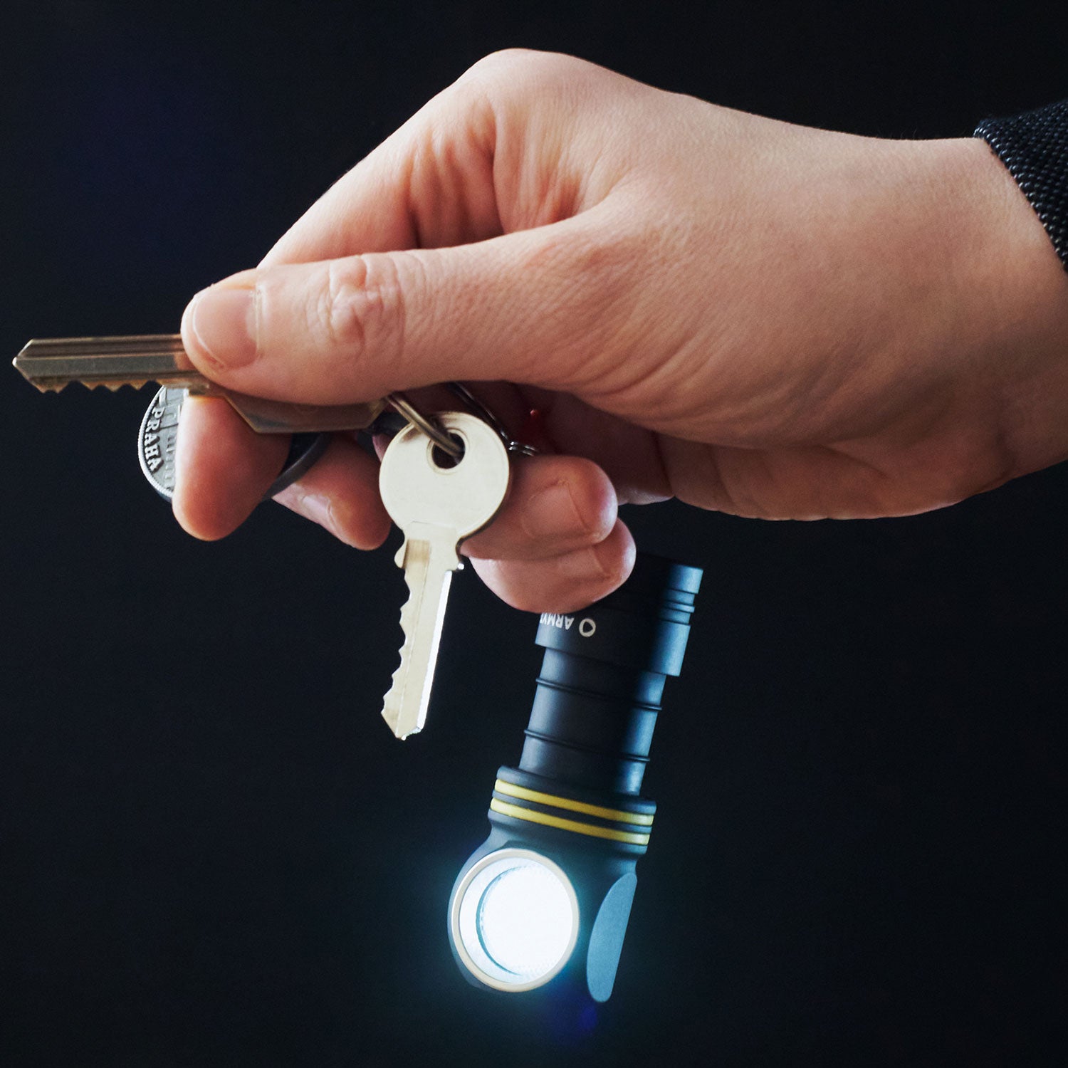 Armytek Elf C1 18350 – LED Stirnlampe mit USB-C Ladefunktion in 2 Lichtfarben – Detailansicht
