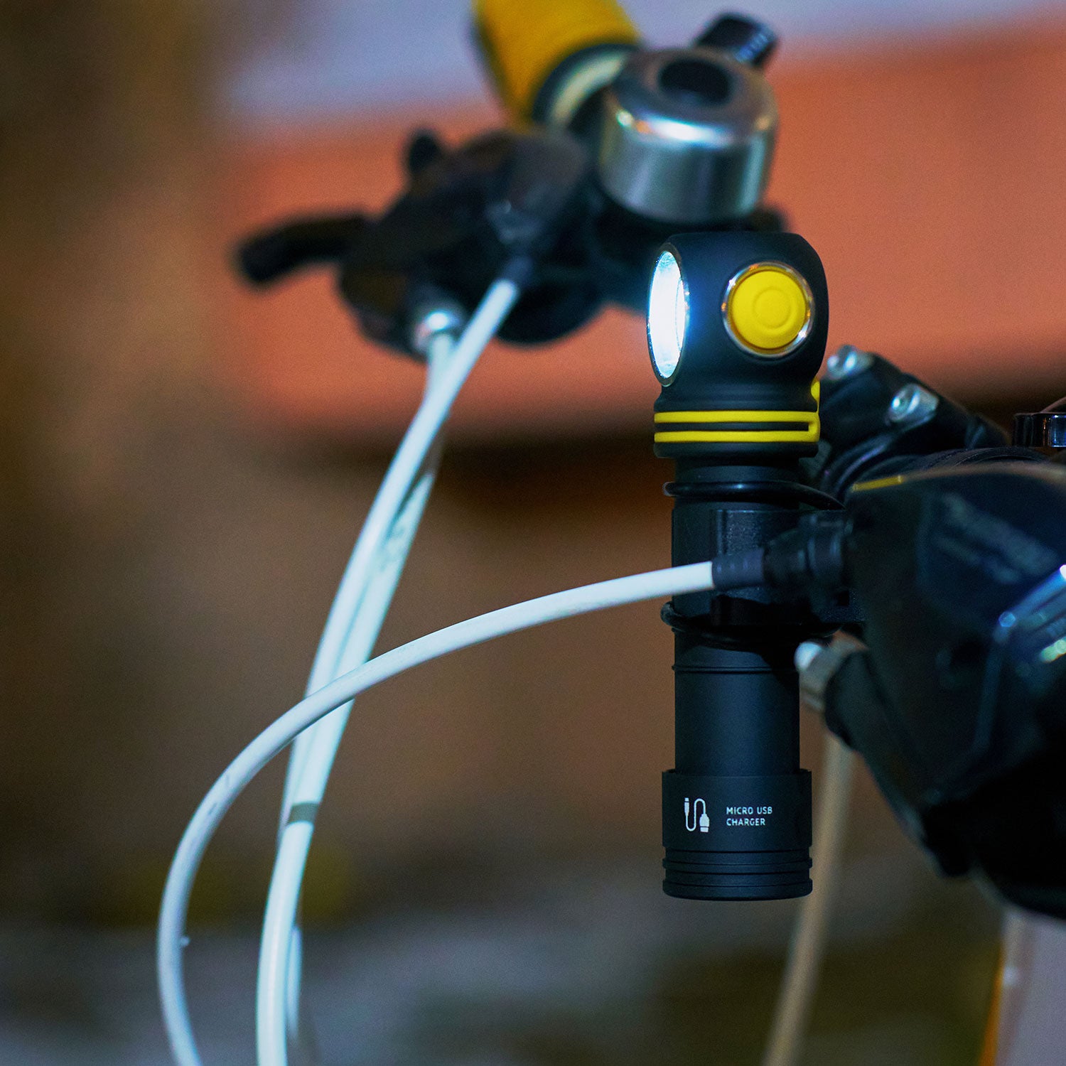 Armytek Elf C2 18650 – LED Stirnlampe mit USB-C Ladefunktion in 2 Lichtfarben – Detailansicht