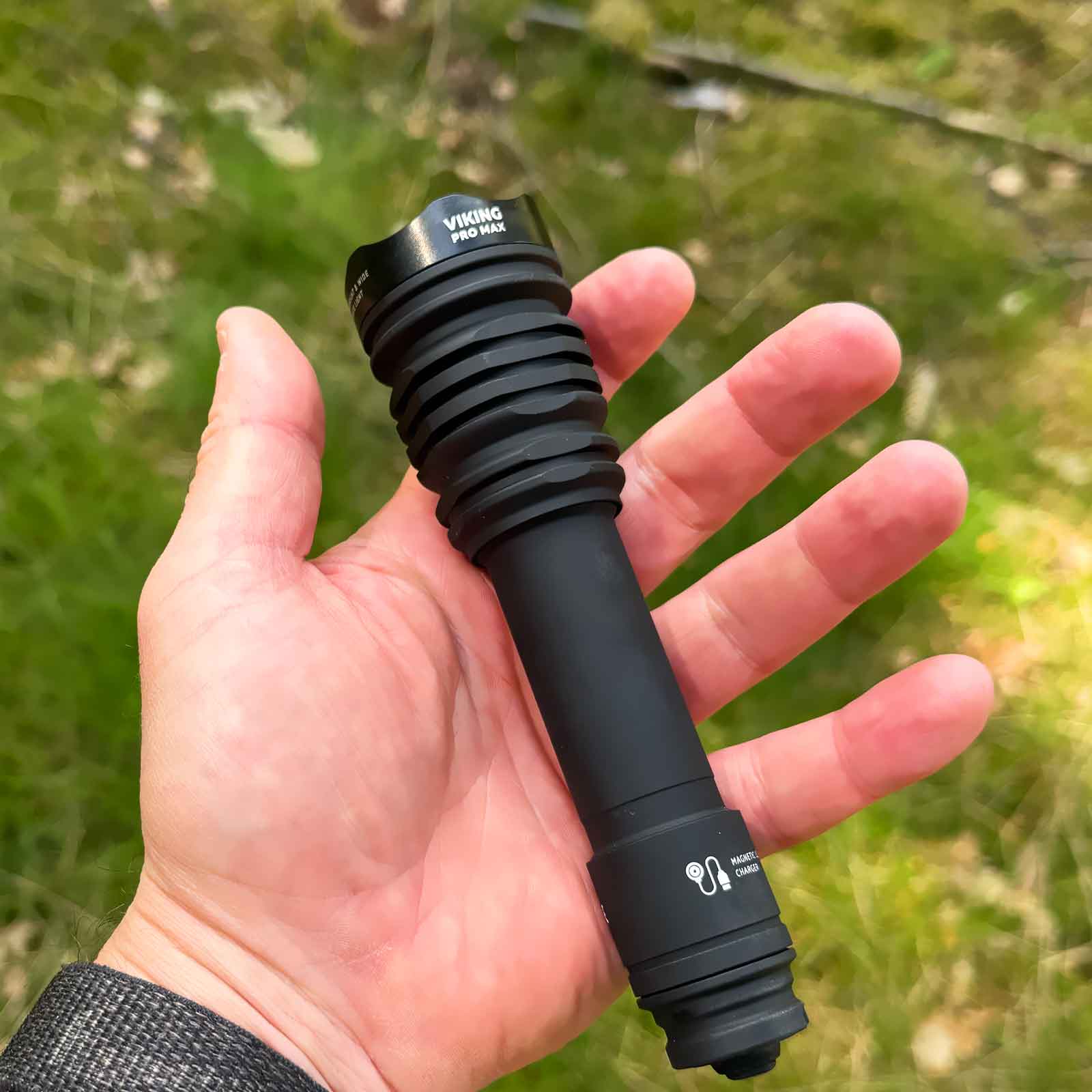 Armytek Viking Pro Max Magnet USB PCB White Taschenlampe - Detailansicht Größe in Hand