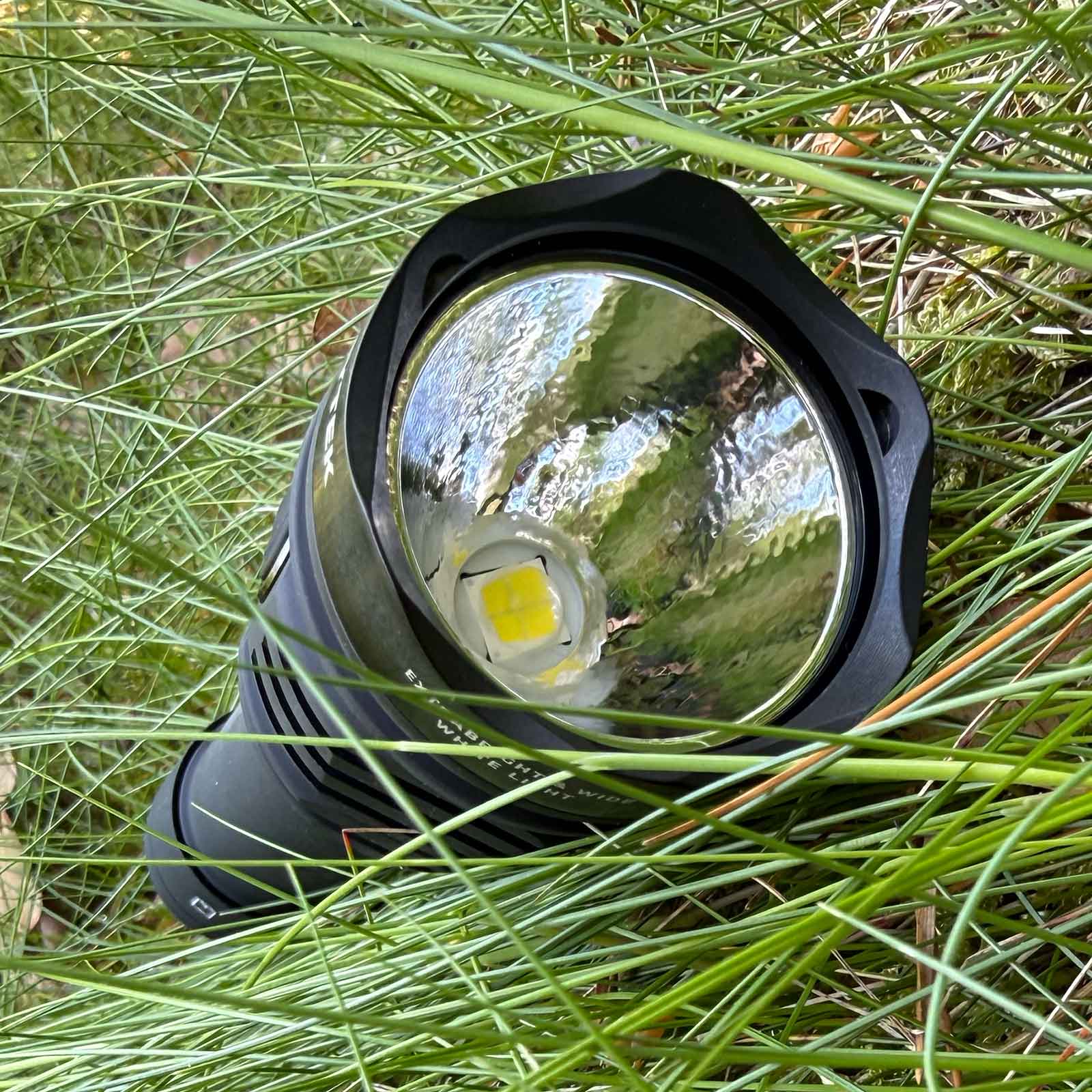 Armytek Viking Pro Max Magnet USB PCB White Taschenlampe - Detailansicht von vorn
