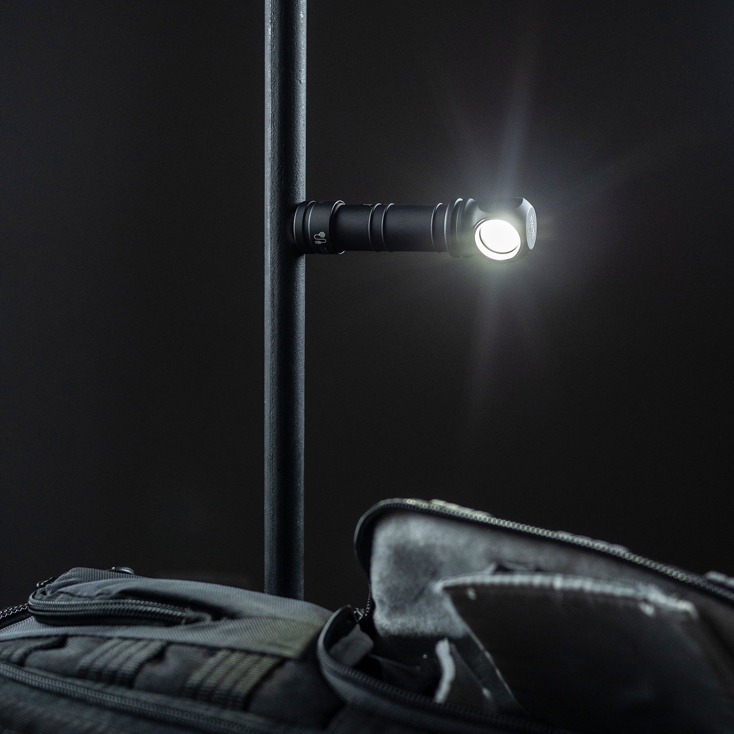 Armytek Wizard C2 Pro Max 21700 - LED Stirnlampe mit Magnet Ladefunktion in 2 Lichtfarben – Detailansicht