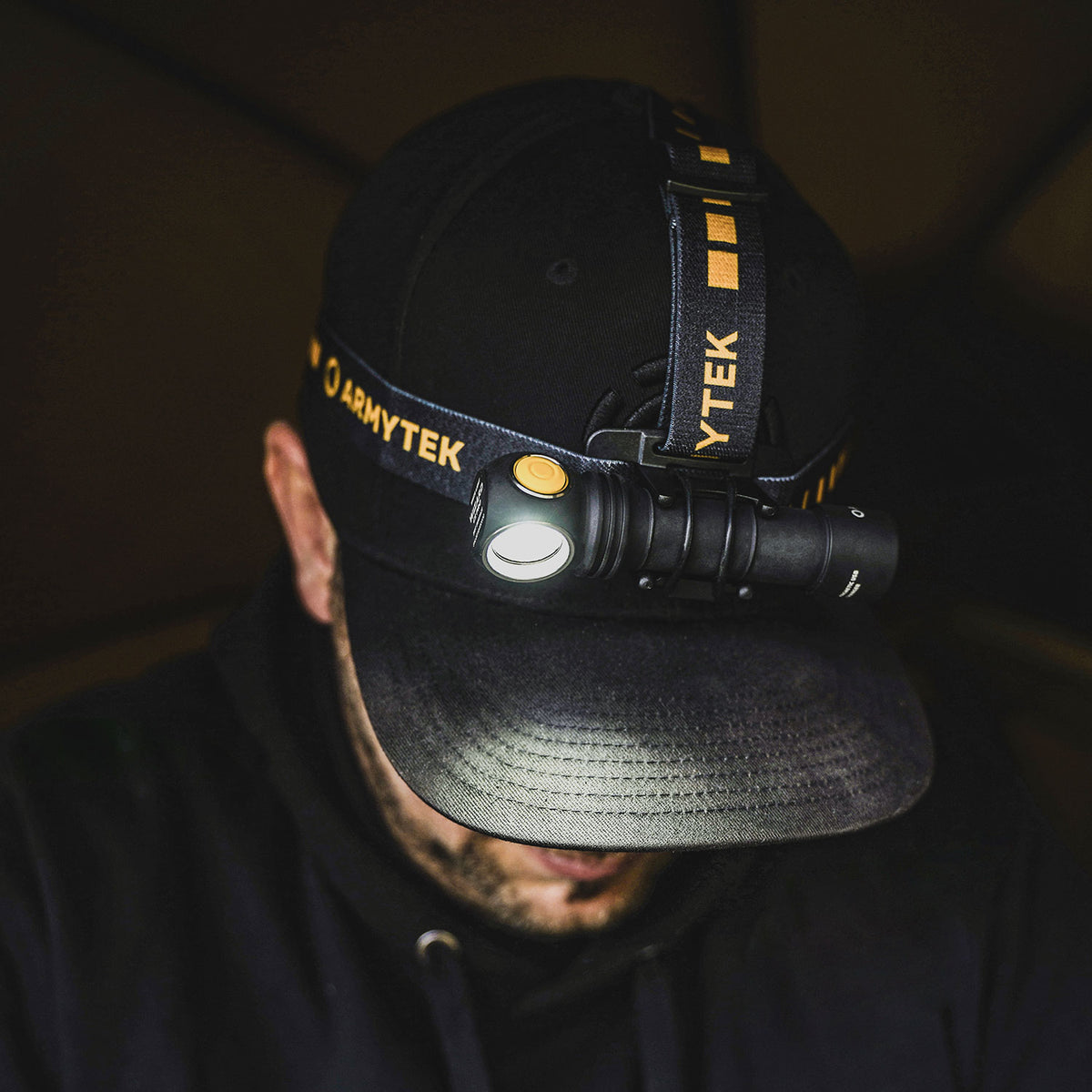 Armytek Wizard C2 Pro warmweiß - LED Stirnlampe 2330 Lumen mit Magnet Ladefunktion