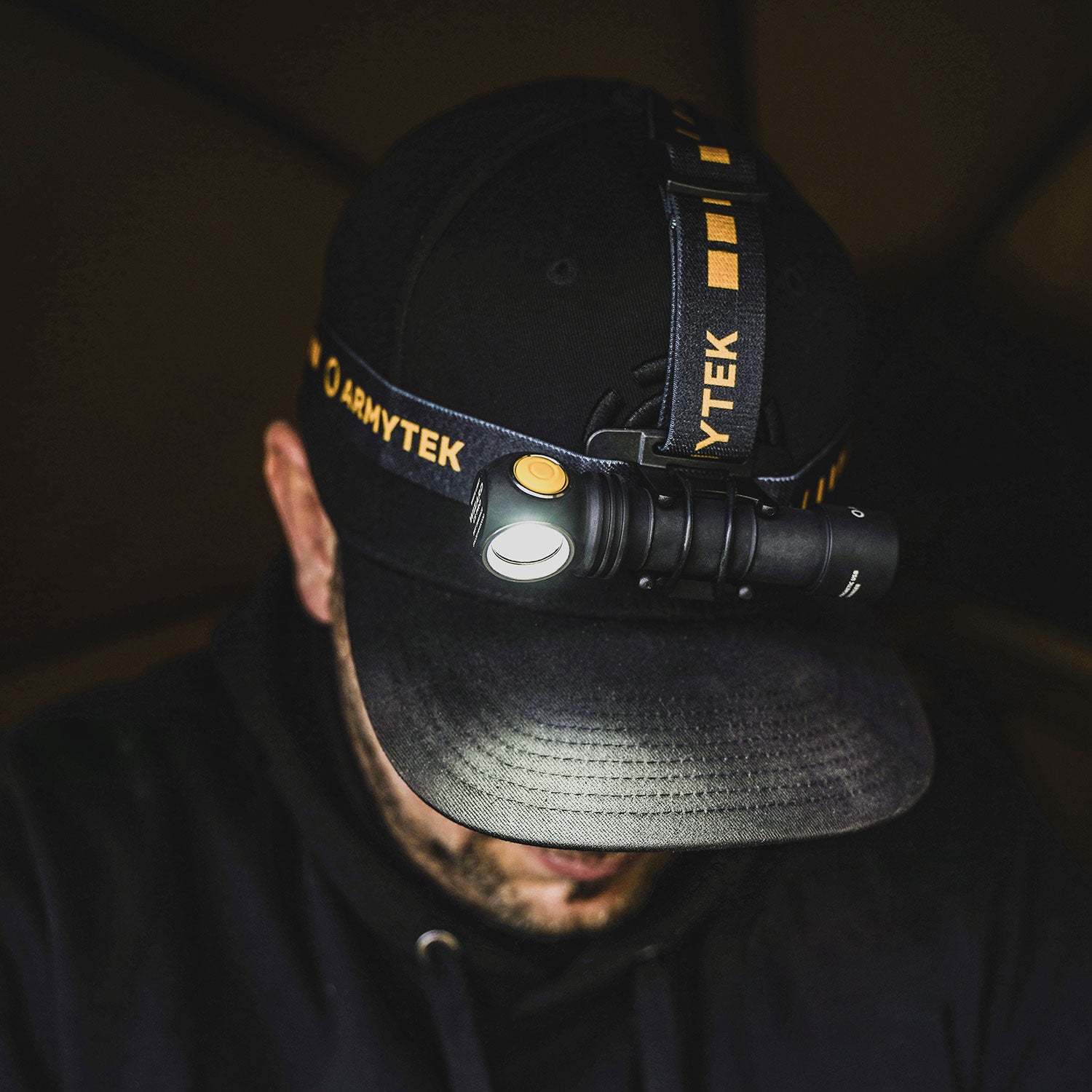 Armytek Wizard C2 Pro 18650 - LED Stirnlampe mit Magnet Ladefunktion in 2 Lichtfarben – Detailansicht