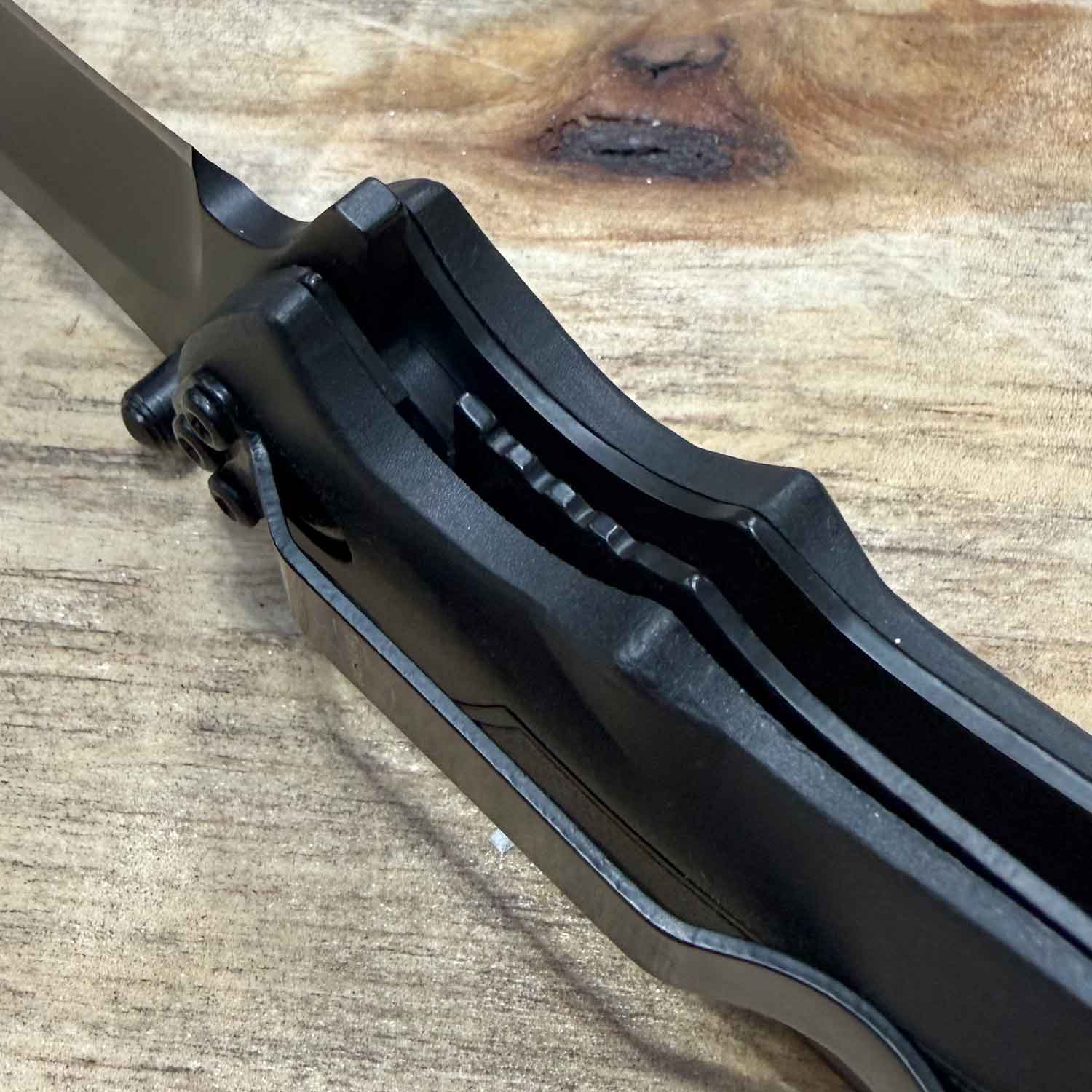 Böker Plus All Black Pro – Taschenmesser mit D2-Klinge & Tip-Up Clip – Detailansicht