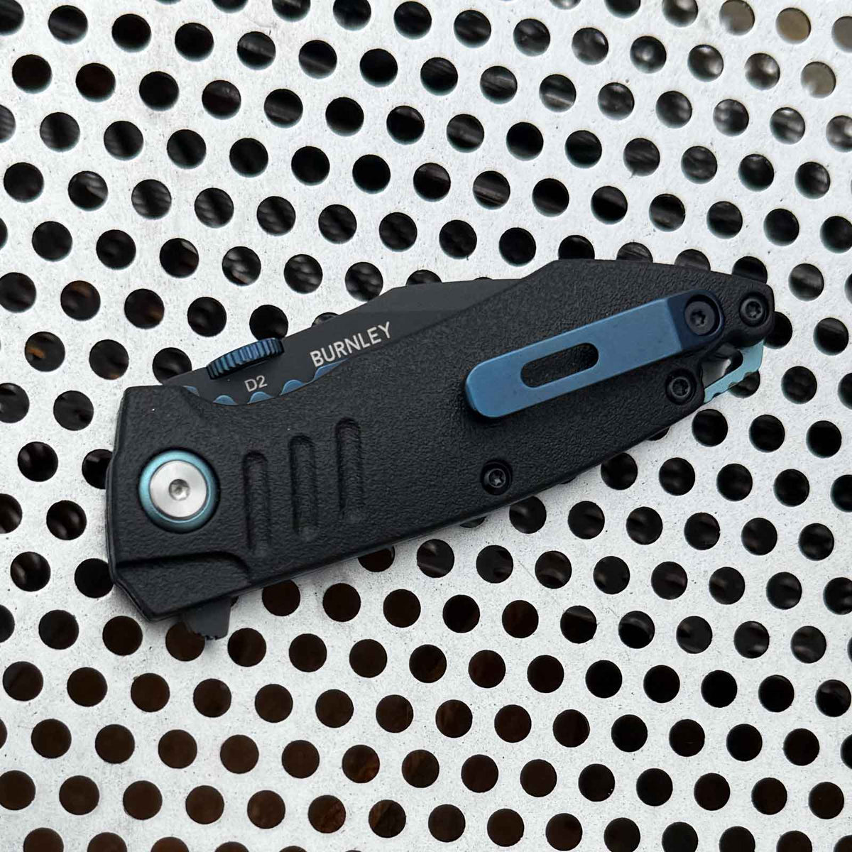 Böker Plus Bend – kompaktes Assisted-Opener-Taschenmesser mit D2-Klinge. Ansicht mit Gürtelclip zur Befestigung.
