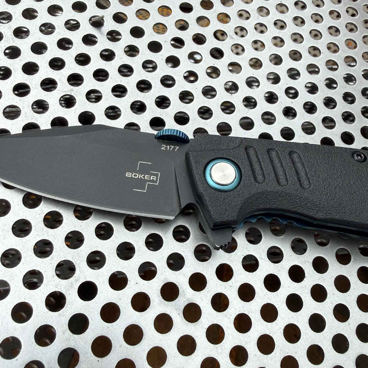 Böker Plus Bend – kompaktes Assisted-Opener-Taschenmesser mit D2-Klinge. Ansicht mit geöffneter D2-Klinge.