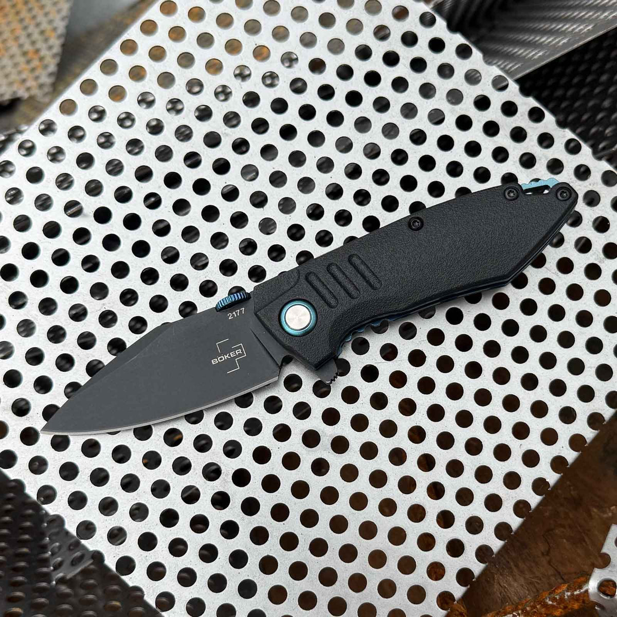 Böker Plus Bend – kompaktes Assisted-Opener-Taschenmesser mit D2-Klinge. Darstellung des Lucas-Burnley-Designs mit Linerlock.