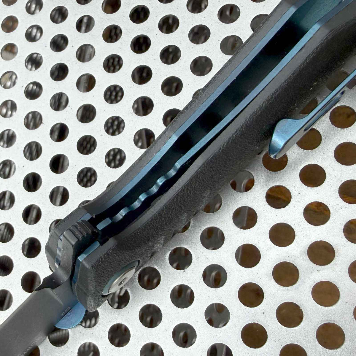Böker Plus Bend – kompaktes Assisted-Opener-Taschenmesser mit D2-Klinge. Detailansicht des verriegelten Linerlocks.