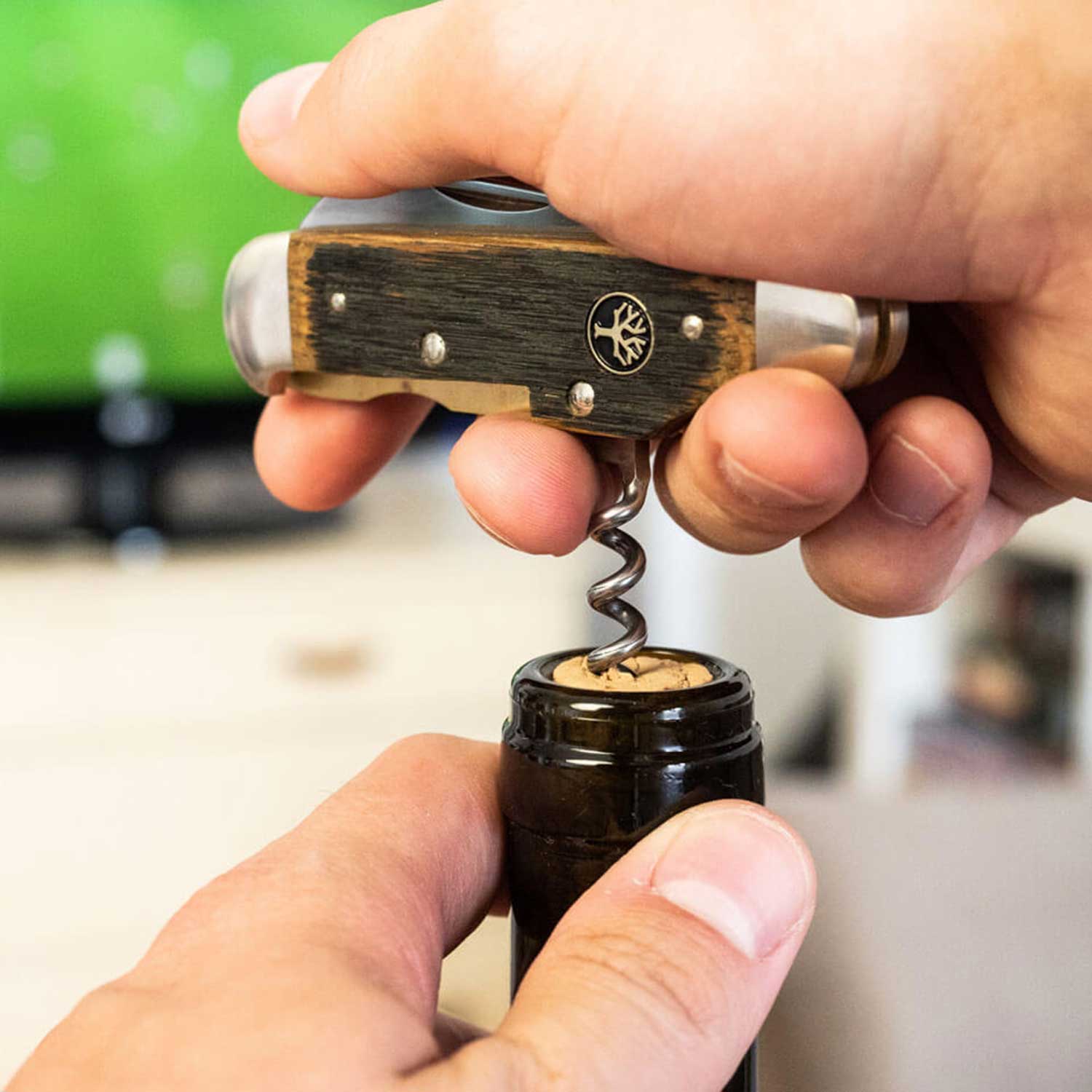 Böker Winzermesser - Edles Taschenmesser für Weinliebhaber mit Eichenholzgriff – Detailansicht