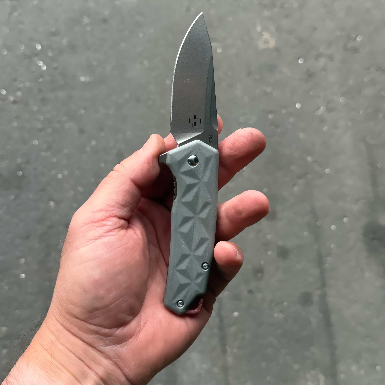 Böker Plus Gemtek – kompaktes EDC-Taschenmesser – Gehalten in der hand Größe
