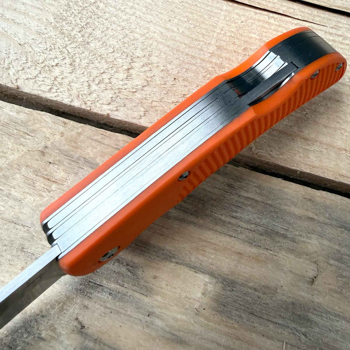Böker Plus HL Triple Pocket Knife – 3-in-1-Jagdtaschenmesser mit Nylonetui. Detailansicht des Backlock-Verschlusses.
