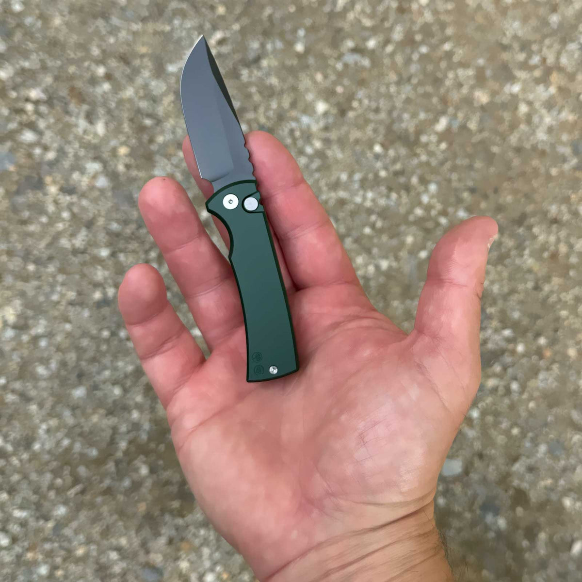 Böker Mini Redencion 42a OD Green – Taschenmesser mit MagnaCut-Klinge. Größenvergleich des Klappmessers auf der Handfläche.
