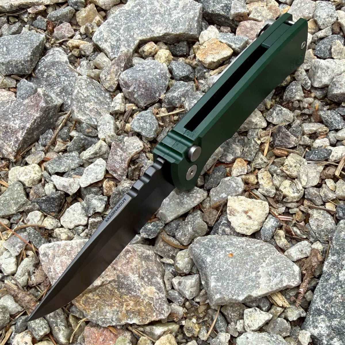 Böker Mini Redencion 42a OD Green – Taschenmesser mit MagnaCut-Klinge. Detailansicht des Messerrückens.
