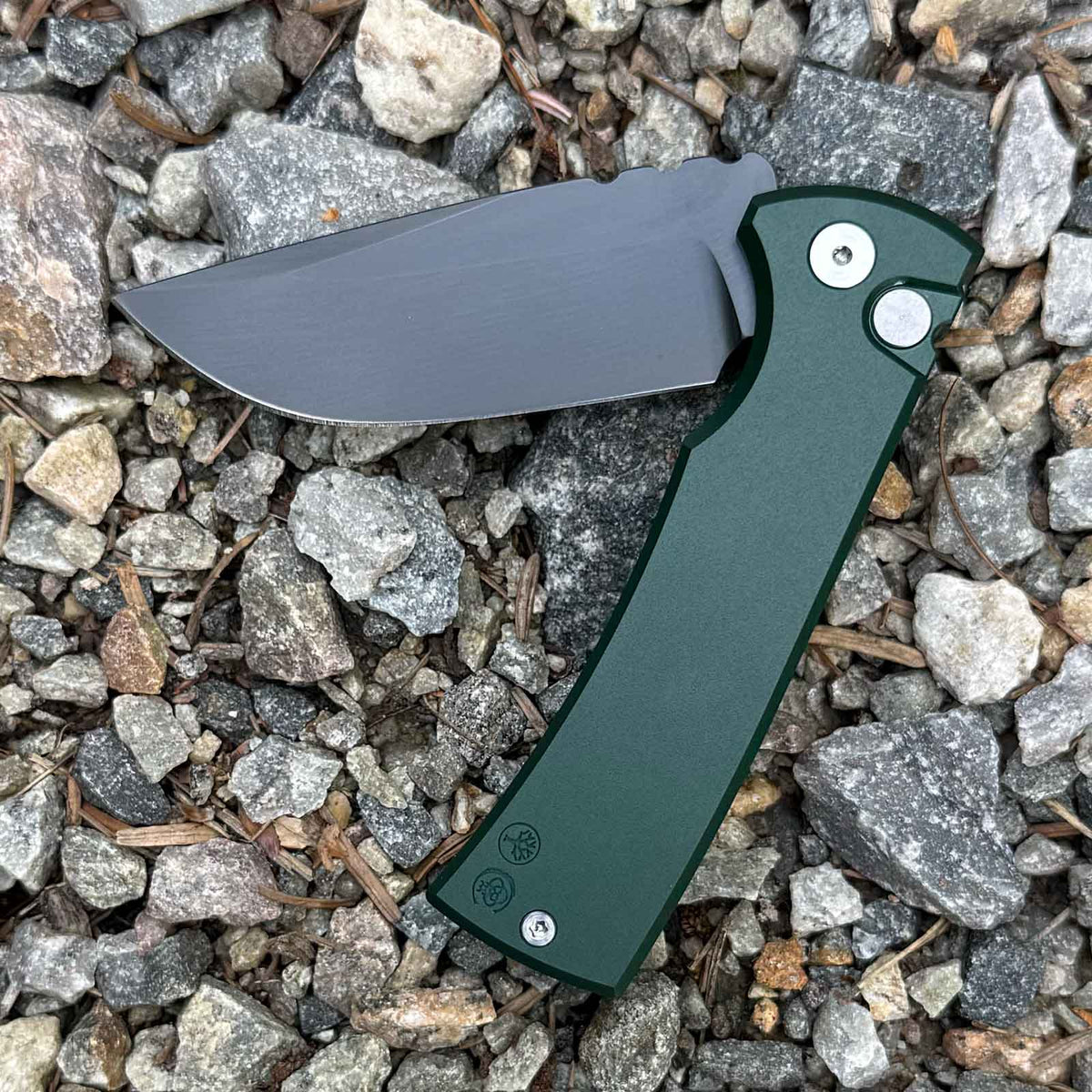 Böker Mini Redencion 42a OD Green – Taschenmesser mit MagnaCut-Klinge. Detailansicht der MagnaCut-Stahlklinge.