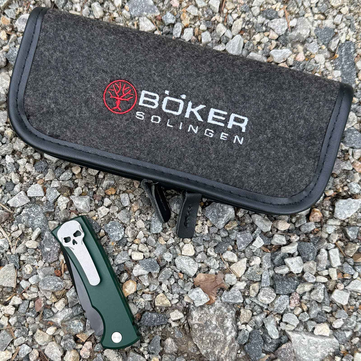 Böker Mini Redencion 42a OD Green – Taschenmesser mit MagnaCut-Klinge. Ansicht des Taschenmessers mit Aufbewahrungsetui.
