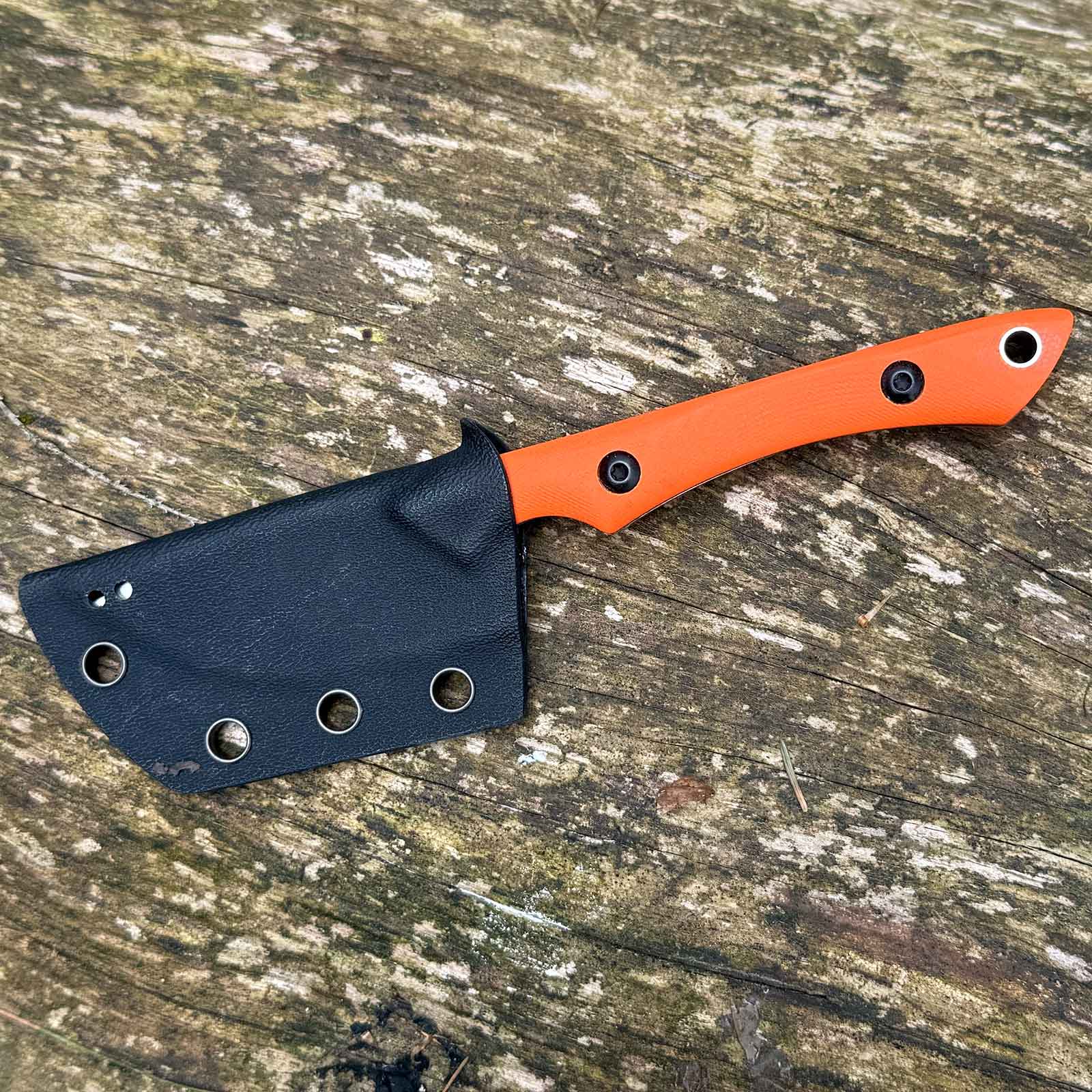Böker Plus M.U.K. Outdoormesser orange - Ansicht Messer in Kydexscheide