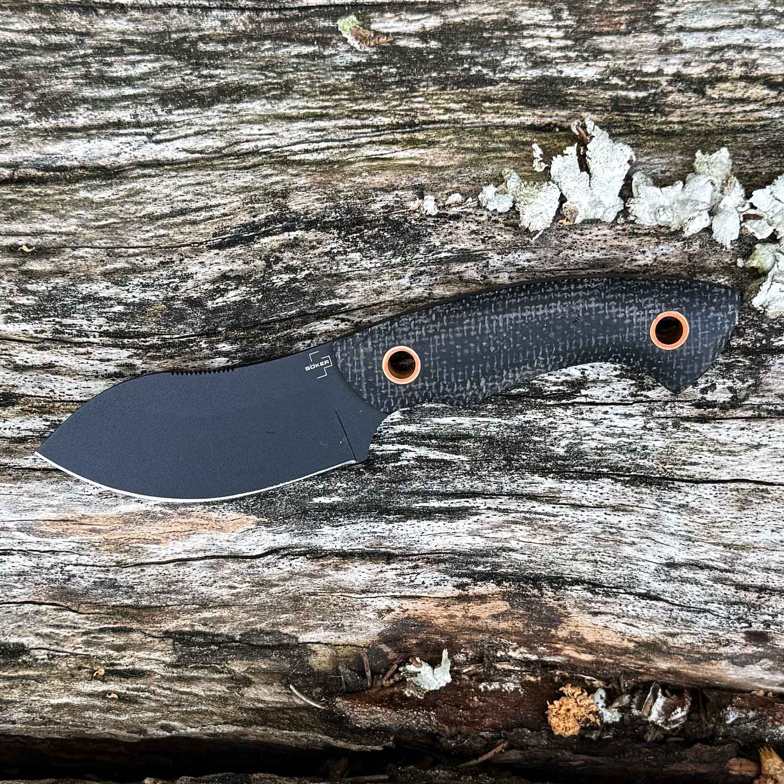 Böker Plus Nessmi Pro Black – kompaktes D2 Outdoormesser mit schwarzer Lederscheide