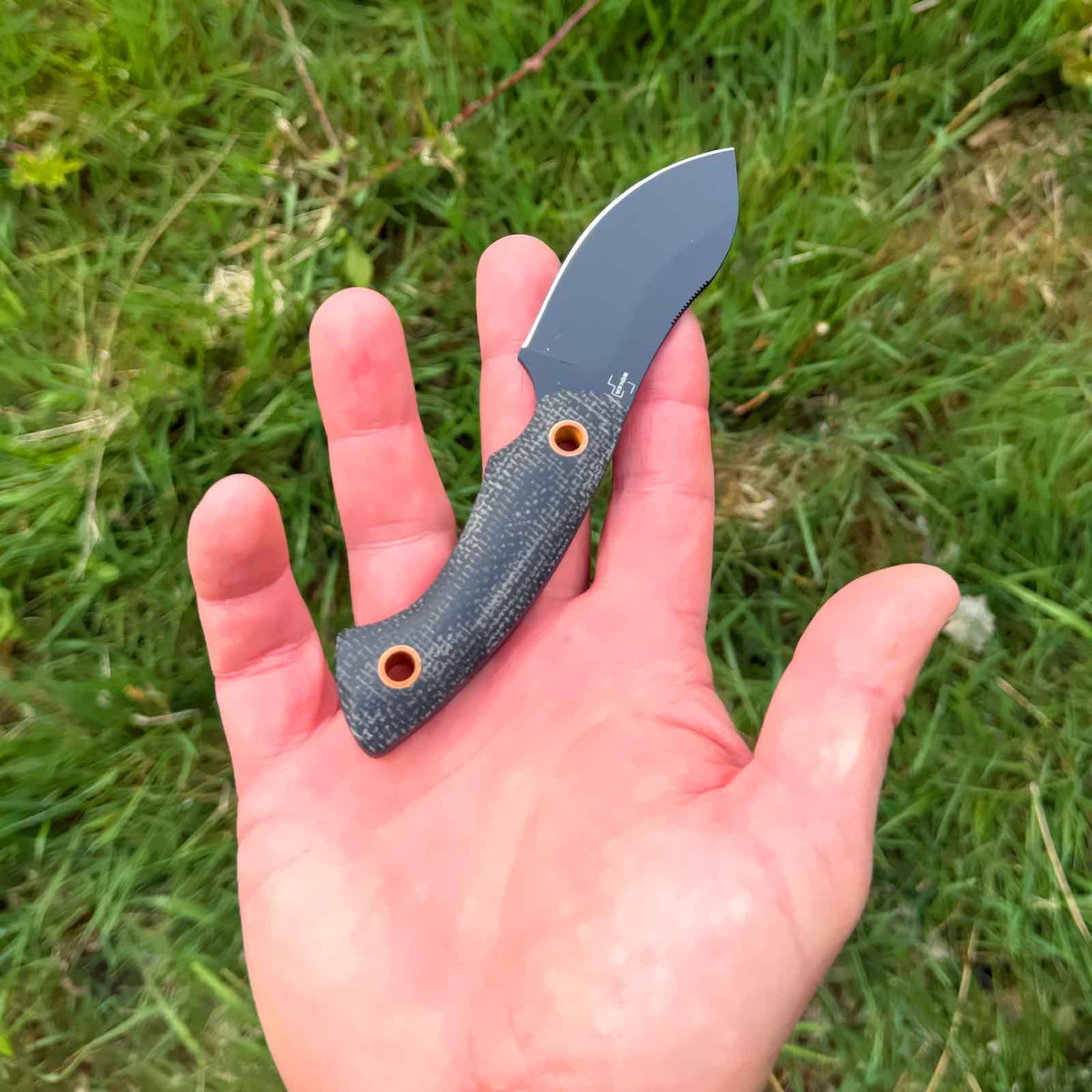 Böker Plus Nessmi Pro Black – kompaktes D2 Outdoormesser mit schwarzer Lederscheide