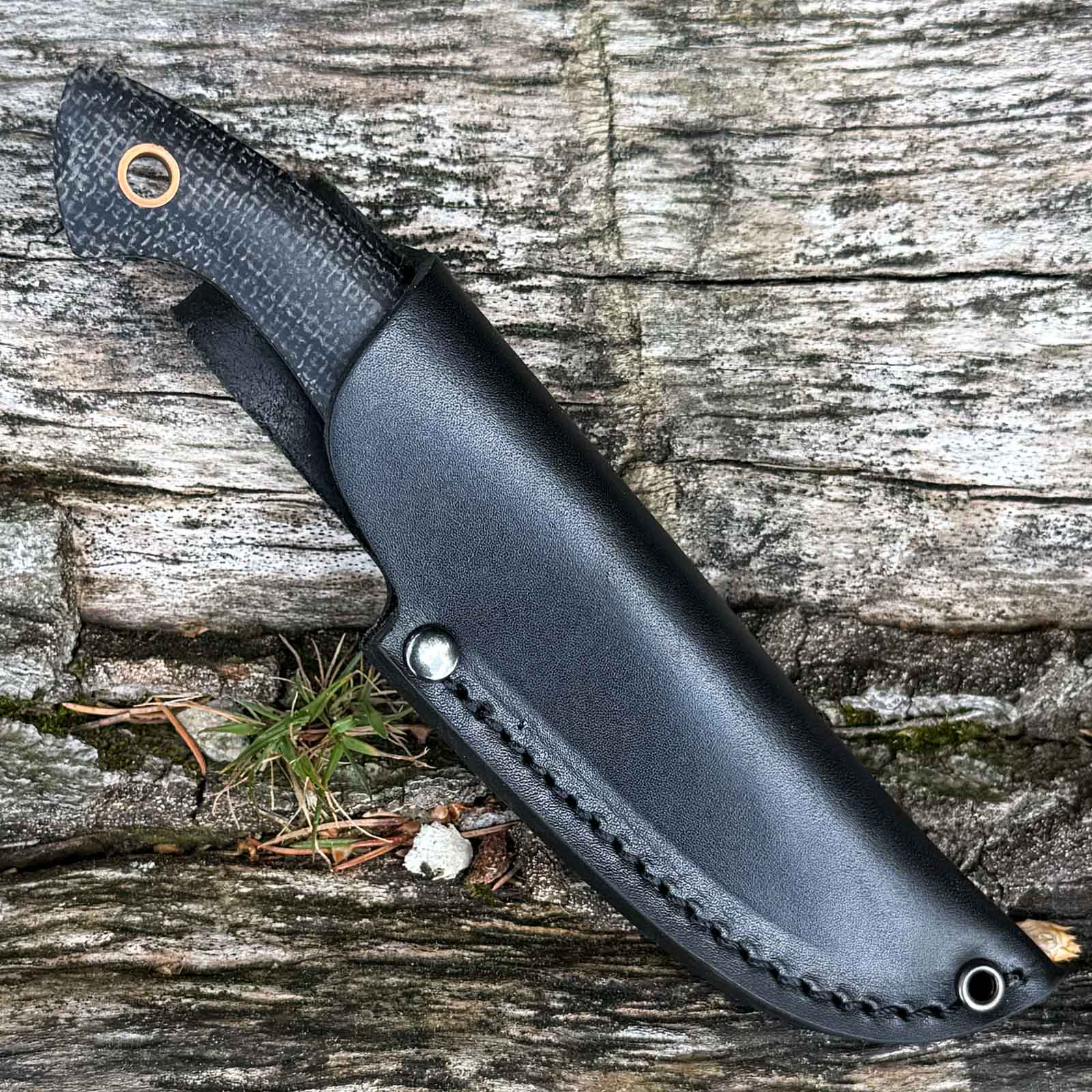 Böker Plus Nessmi Pro Black – kompaktes D2 Outdoormesser mit schwarzer Lederscheide