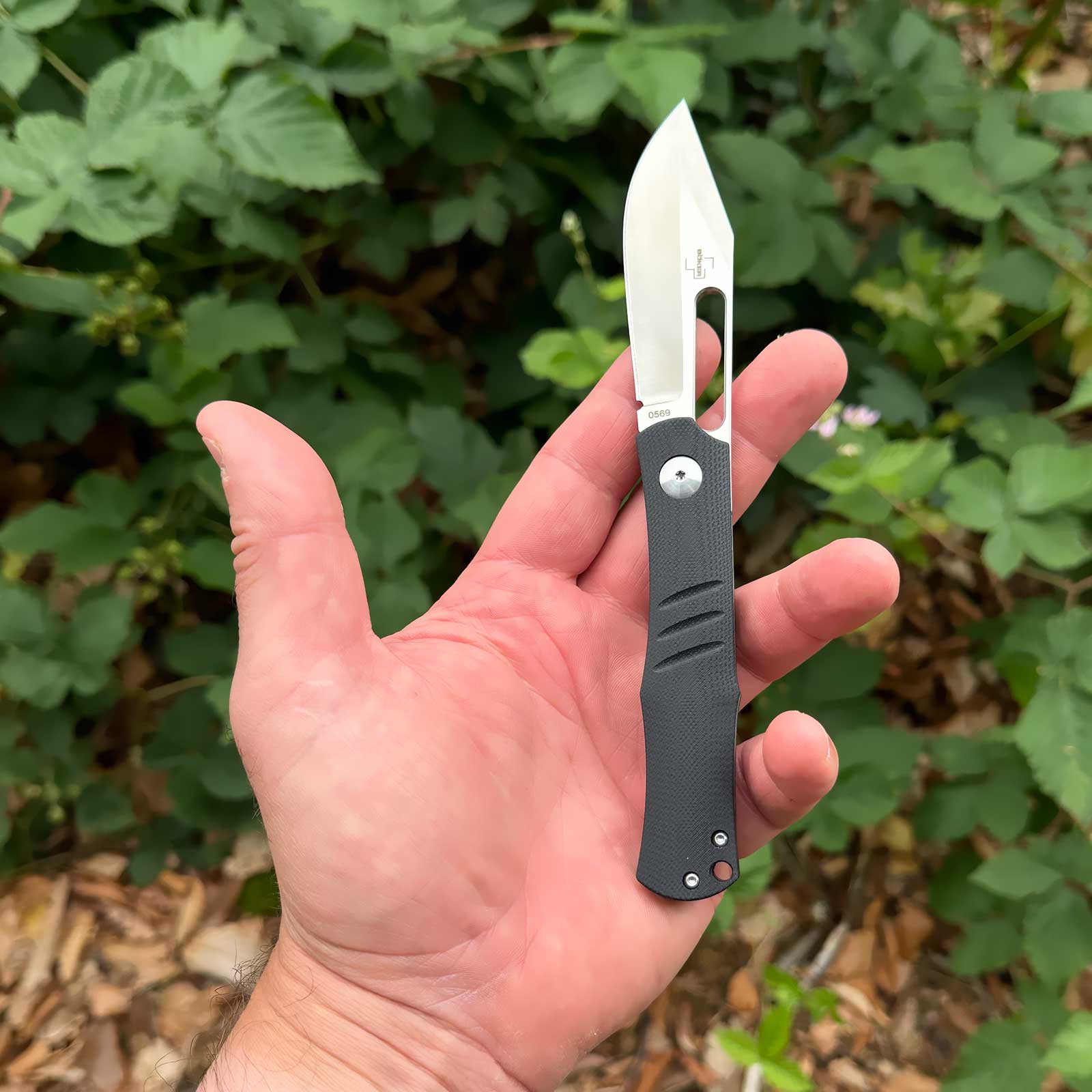 Böker Plus Sliplock – EDC-Taschenmesser – Größenvergleich in der Hand