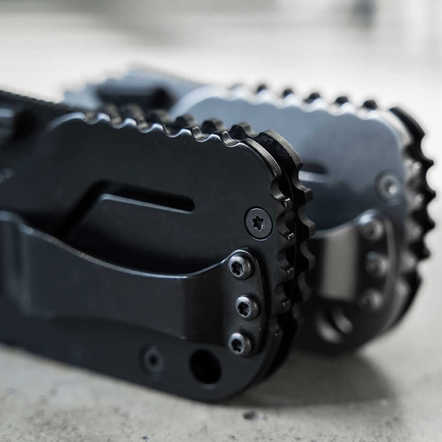 Böker Plus Subcom 2.0 All Black – Kompaktes EDC Taschenmesser aus D2 Stahl – Detailansicht
