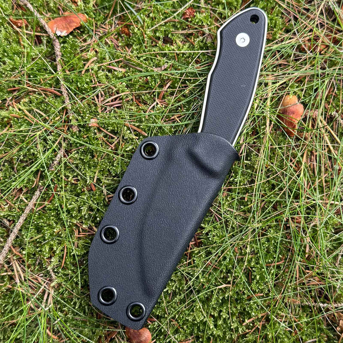 Böker Plus Mini D.A.D. – EDC-Messer mit 72 mm D2-Klinge und Kydexscheide. Darstellung der feststehenden Klinge.