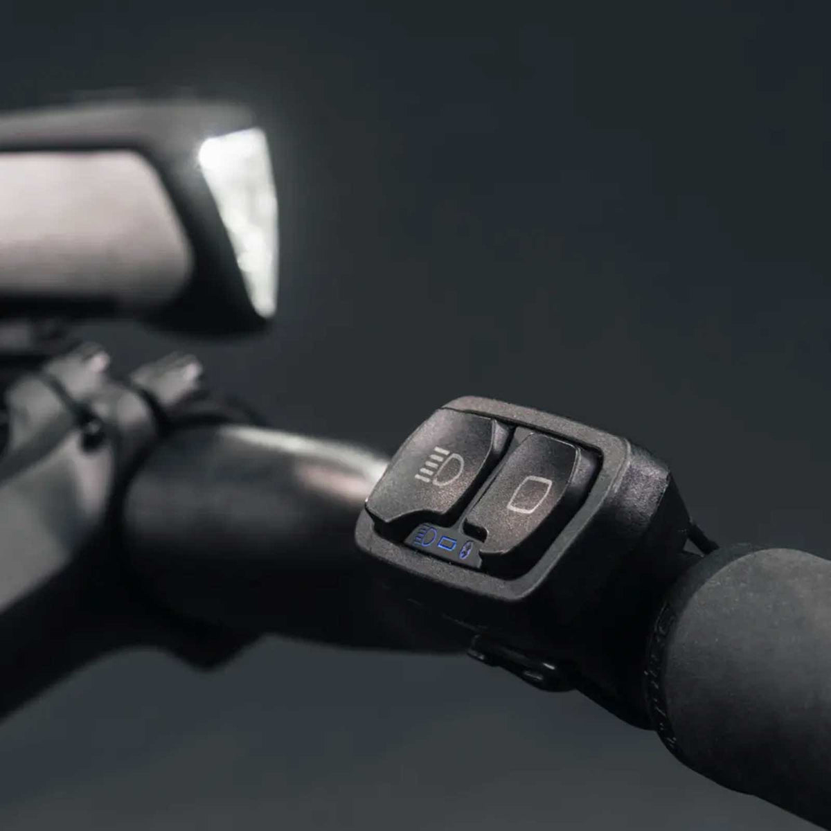 Busch+Müller IXON Core 2 Highbeam – Fahrradscheinwerfer mit 100 Lux Fernlicht