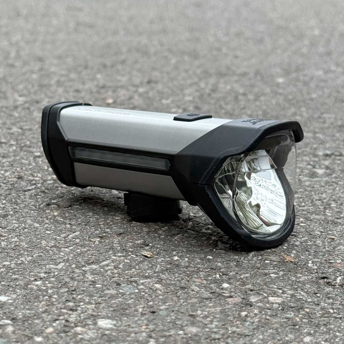 Busch+Müller IXON Rock – Akku-Fahrradscheinwerfer mit 100 Lux & Powerbank