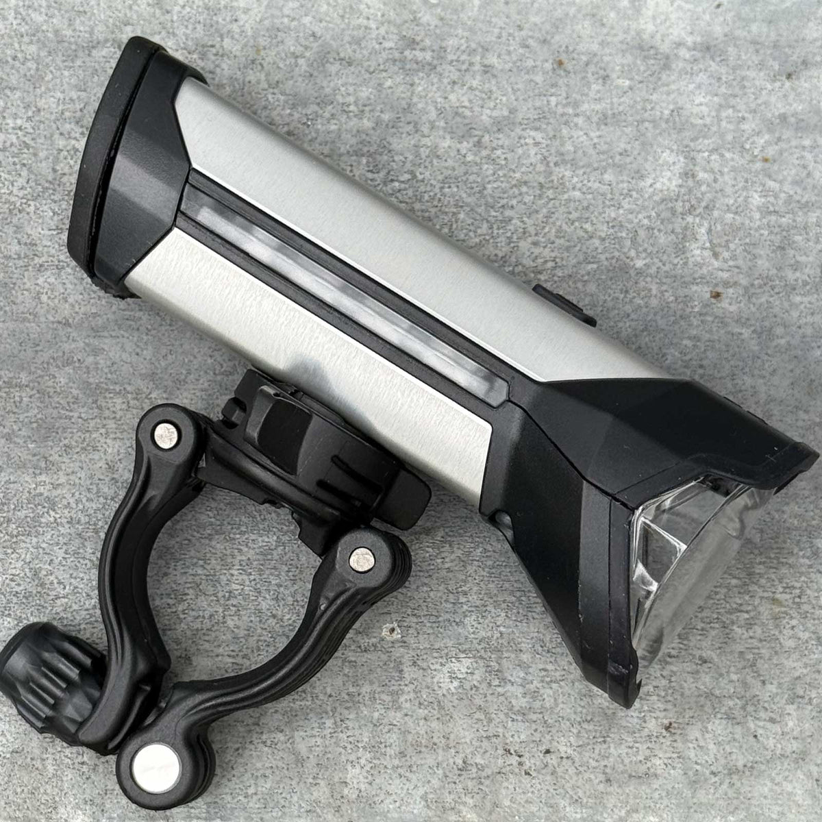 Busch+Müller IXON Rock – Akku-Fahrradscheinwerfer mit 100 Lux & Powerbank