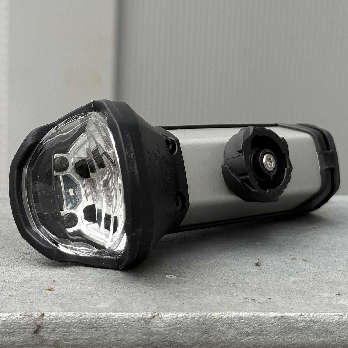 Busch+Müller IXON Rock – Akku-Fahrradscheinwerfer mit 100 Lux & Powerbank