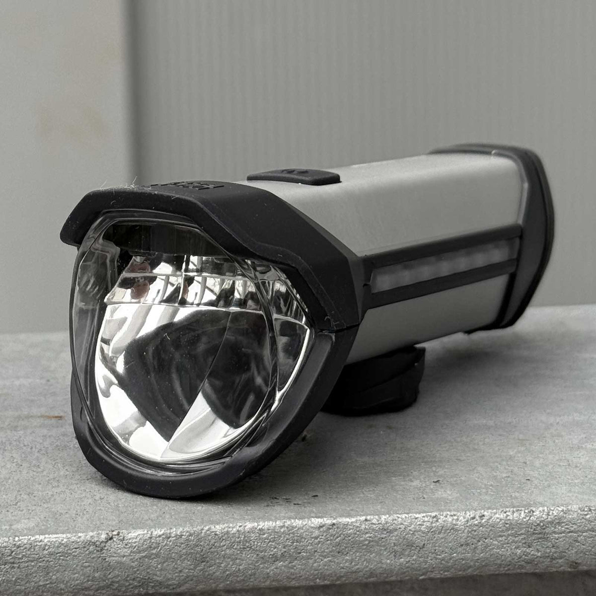 Busch+Müller IXON Rock – Akku-Fahrradscheinwerfer mit 100 Lux & Powerbank