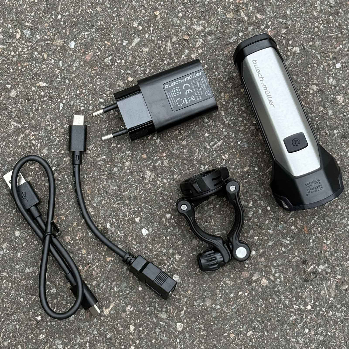 Busch+Müller IXON Rock – Akku-Fahrradscheinwerfer mit 100 Lux & Powerbank