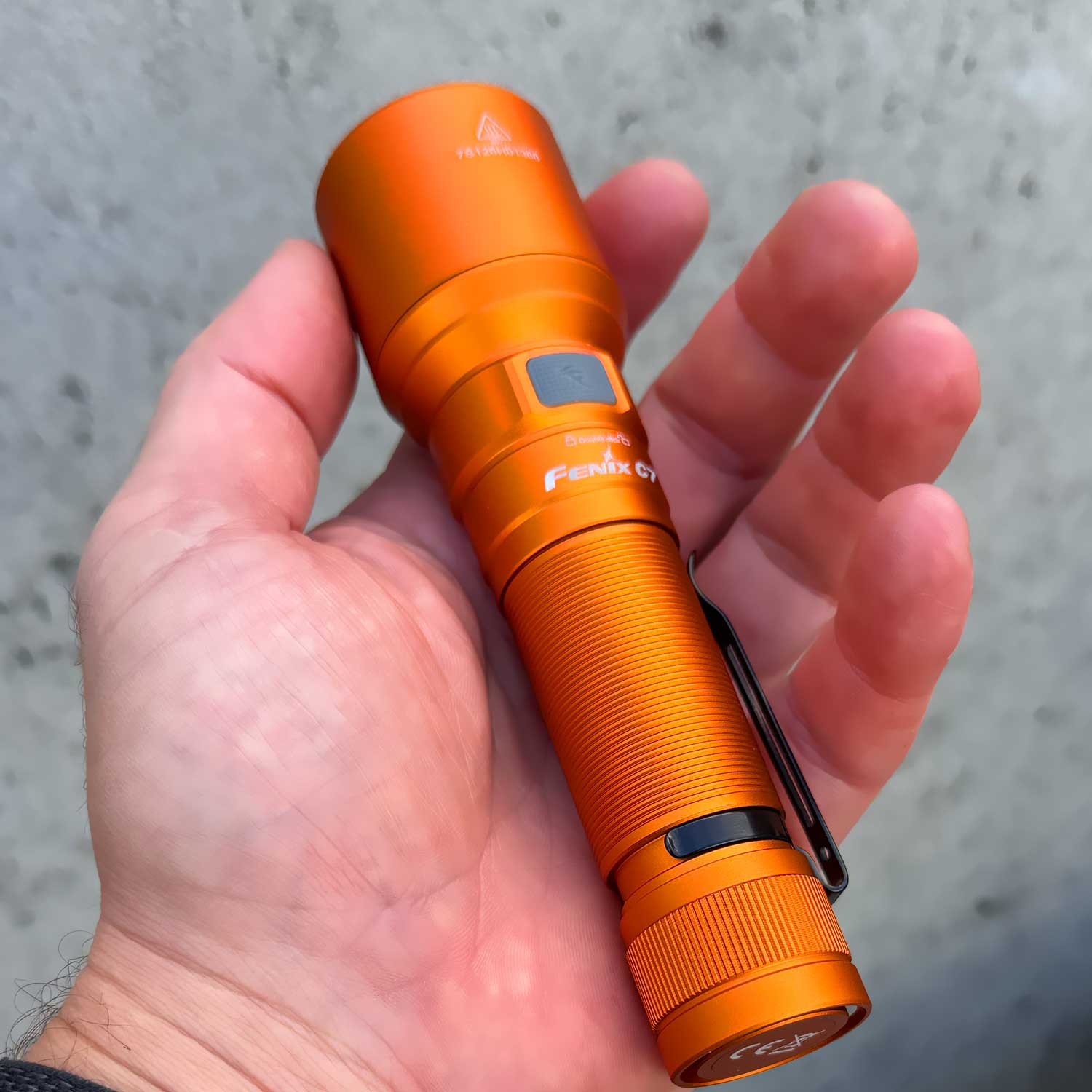 Fenix C7 – LED Taschenlampe mit Akku und USB-C Ladeport 3000 Lumen orange (B-Ware) – Detailansicht