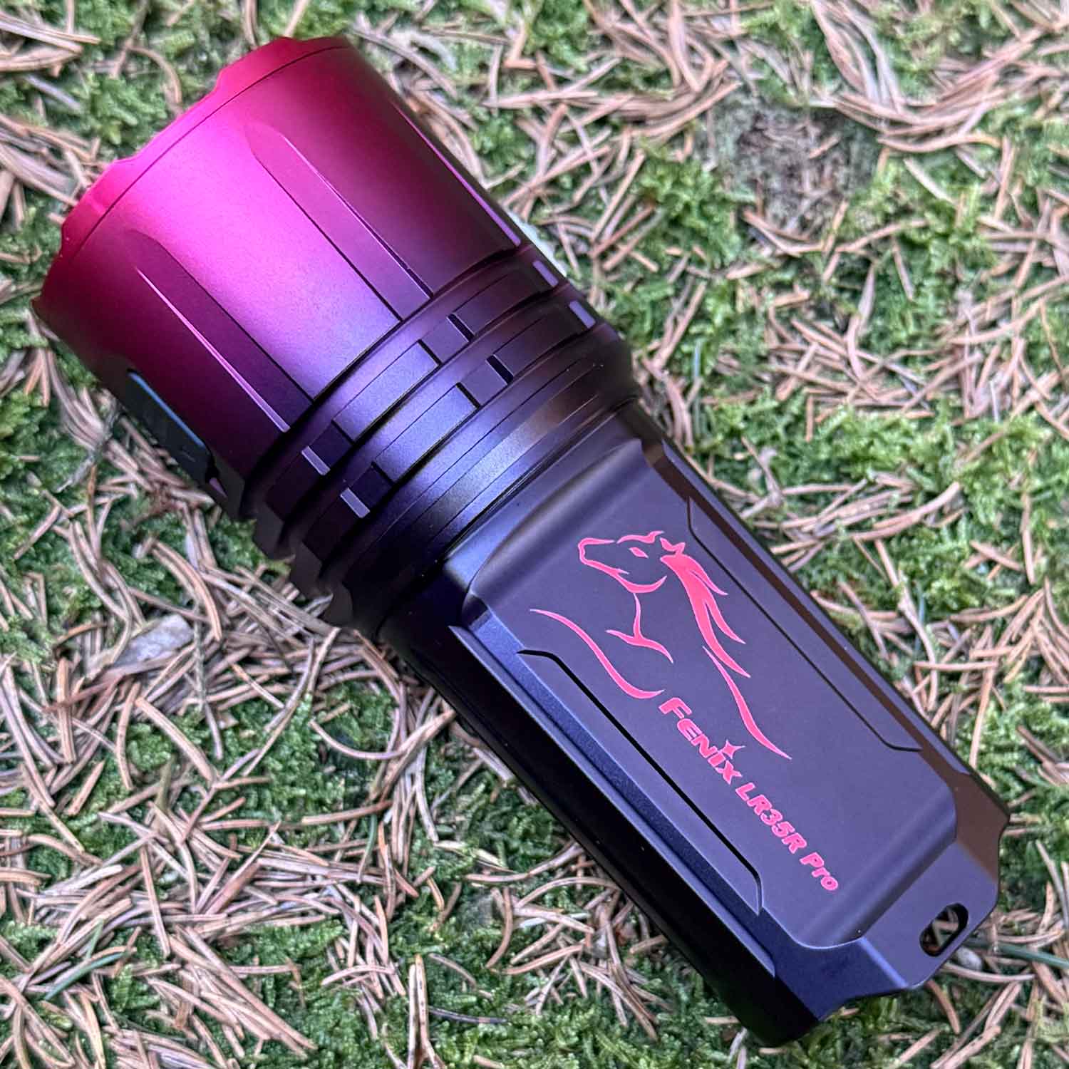 Fenix LR35R Pro Gradient – Limited Edition, 10.000 lm, Rotlicht, UV, Akku, USB-C – Detailansicht