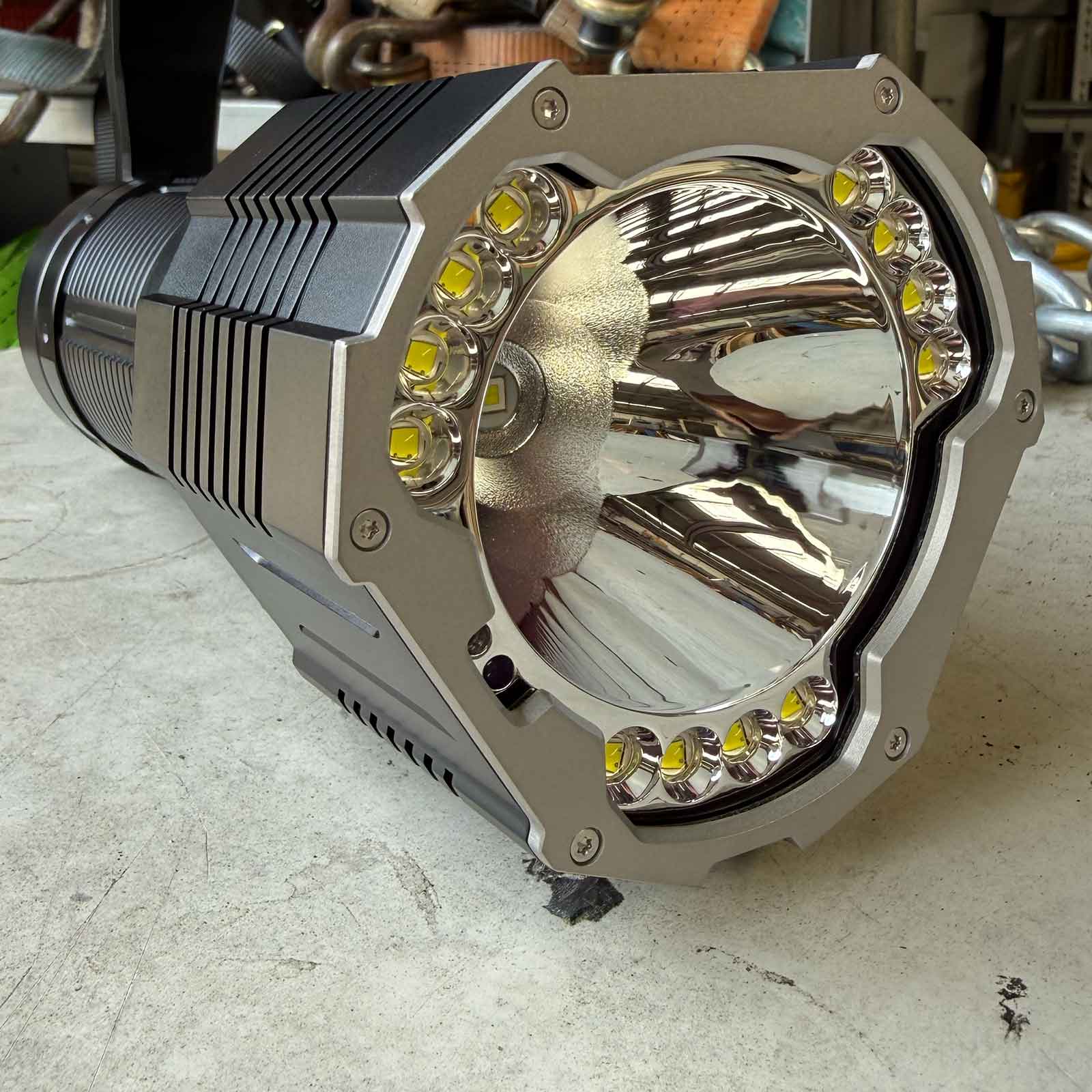 Fenix LR60R – LED Suchscheinwerfer mit 21000 lm, Spot-/Flutlicht, Akku & USB-C