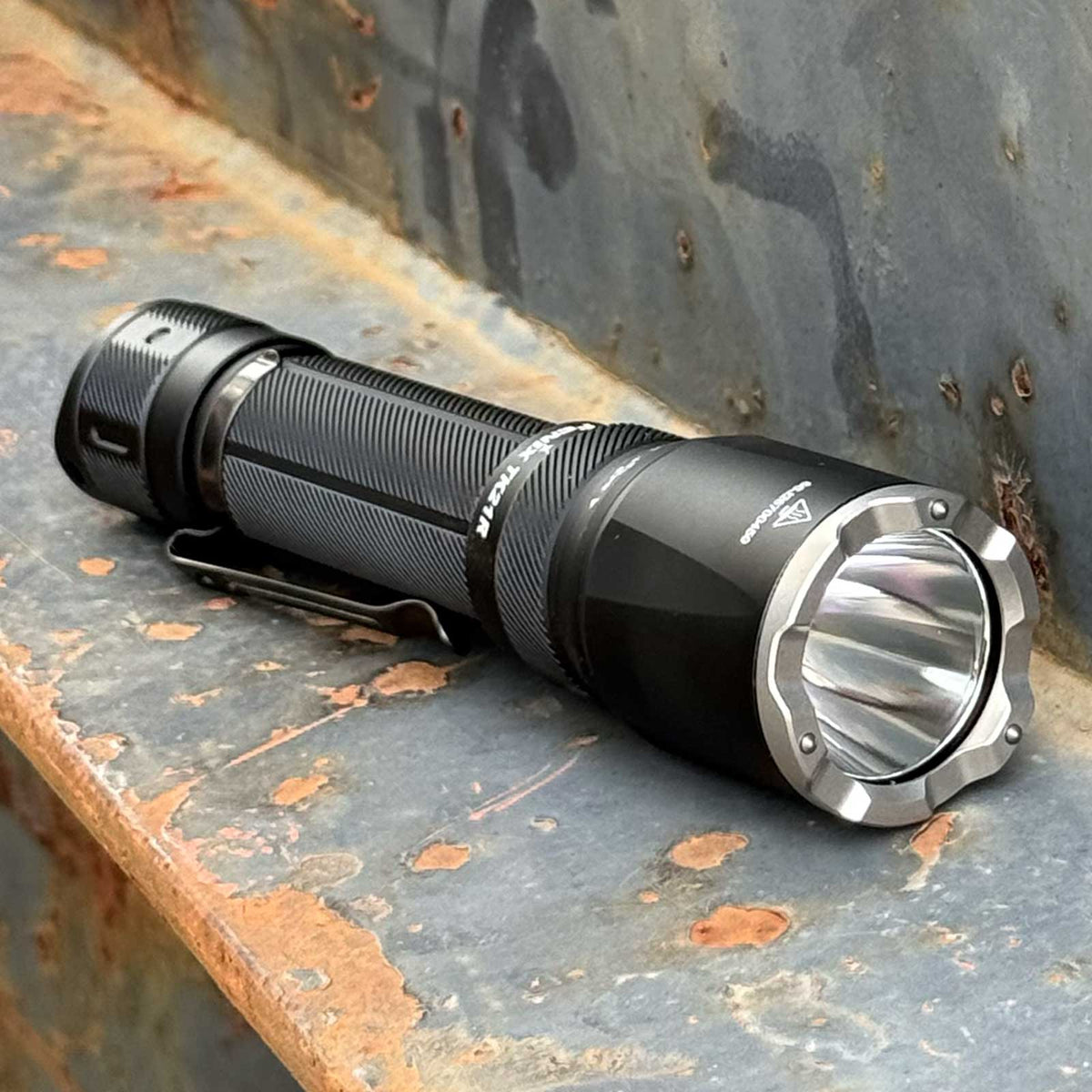 Fenix TK21R – Polizei Taschenlampe mit 3600 Lumen, 6000 mAh Akku, USB-C