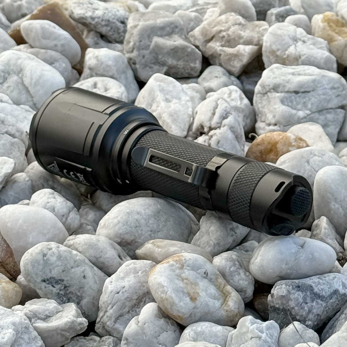 Fenix TK25 UV – Polizei Taschenlampe mit UV-Licht 365 nm und 1000 Lumen Weißlicht