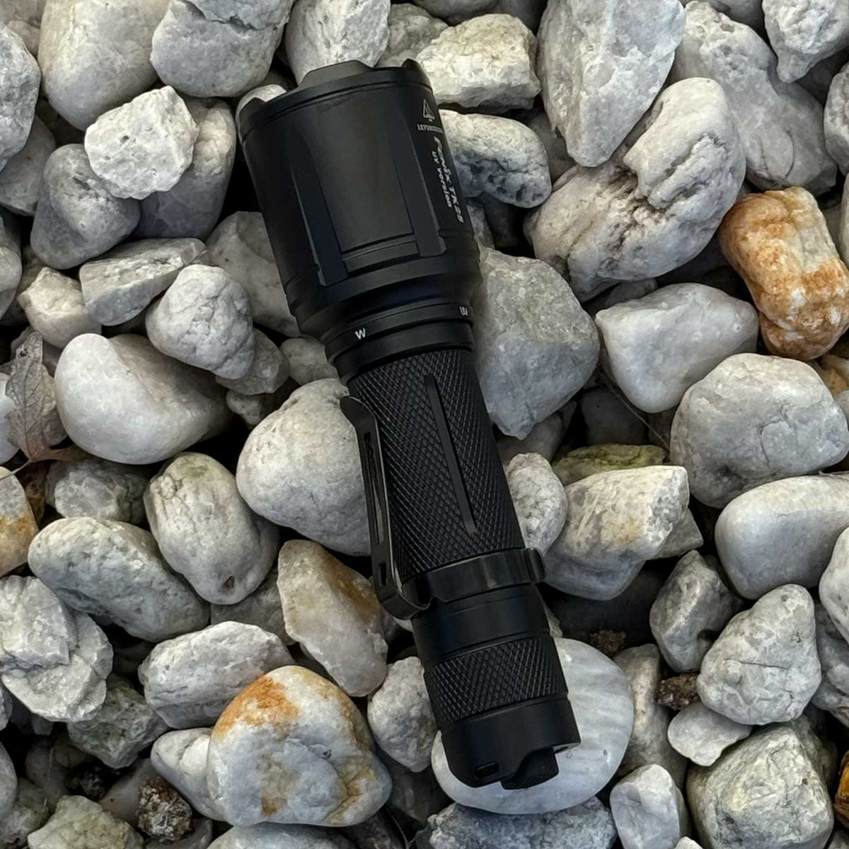 Fenix TK25 UV – Polizei Taschenlampe mit UV-Licht 365 nm und 1000 Lumen Weißlicht