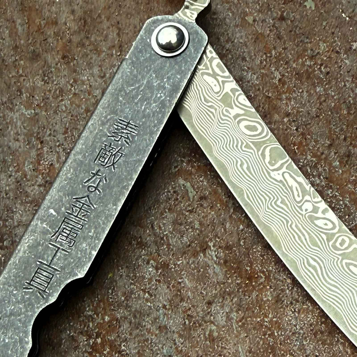 Higo Kinzoku Damascus – Taschenmesser mit 75 mm Damastklinge & Edelstahlgriff – Detailansicht
