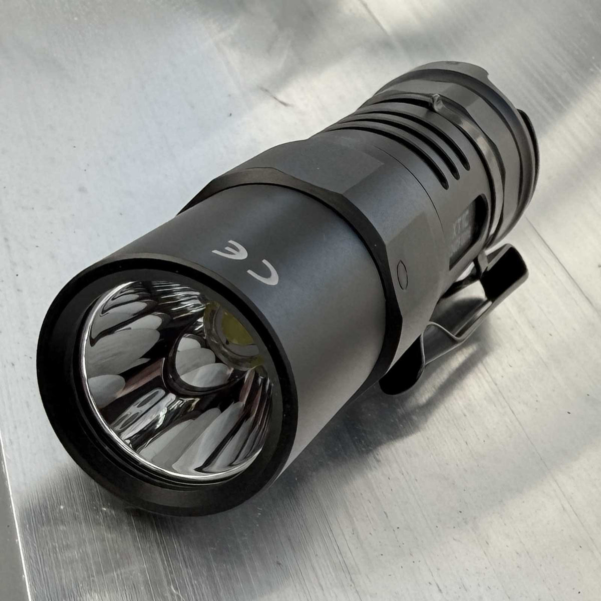Klarus XT1C – Taschenlampe mit 1000 lm, Doppelschalter & Micro-USB-Akku