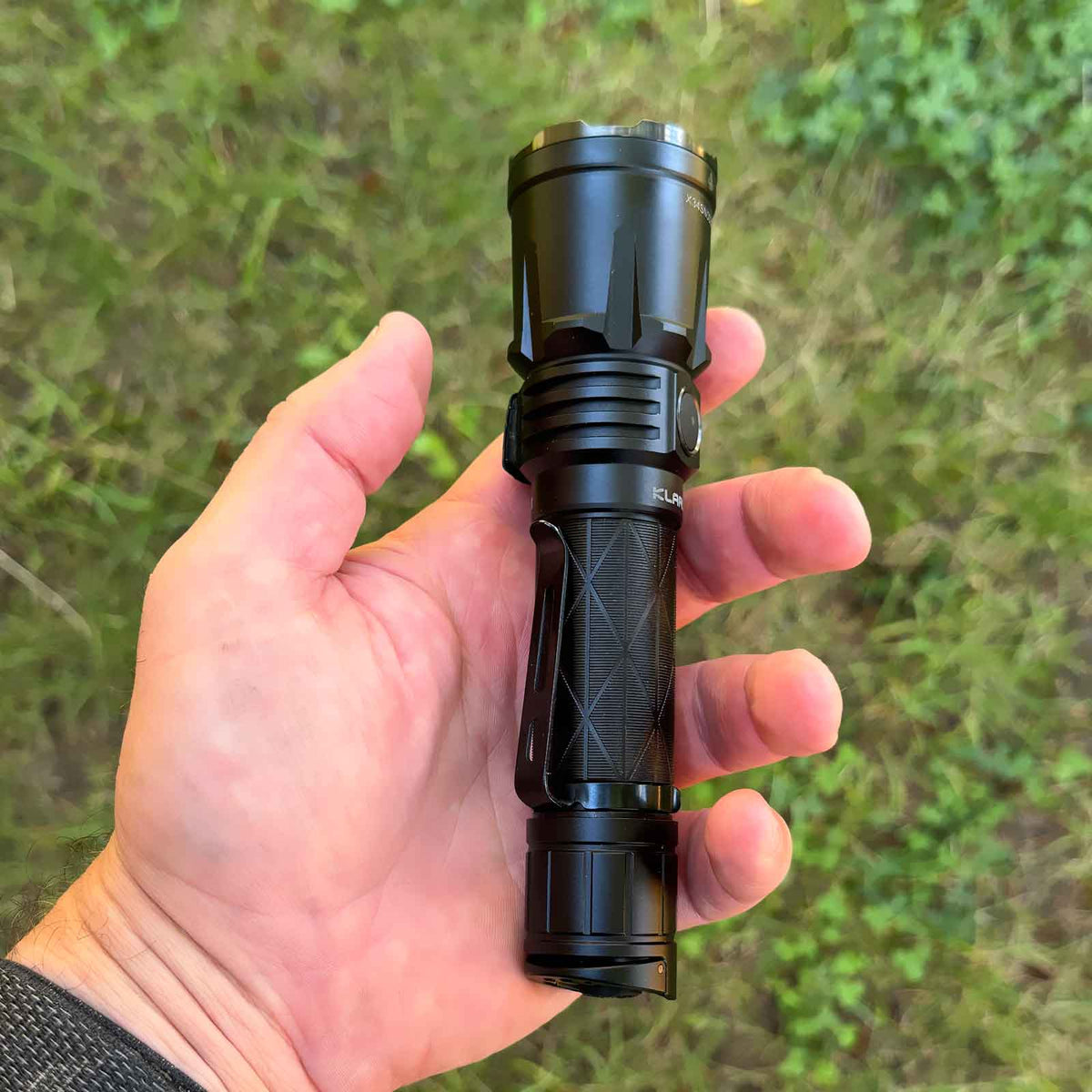 Klarus XT21X Pro – Polizei Taschenlampe mit 4400 Lumen, 5000 mAh Akku, USB-C. Größenvergleich der Taschenlampe in der Hand.