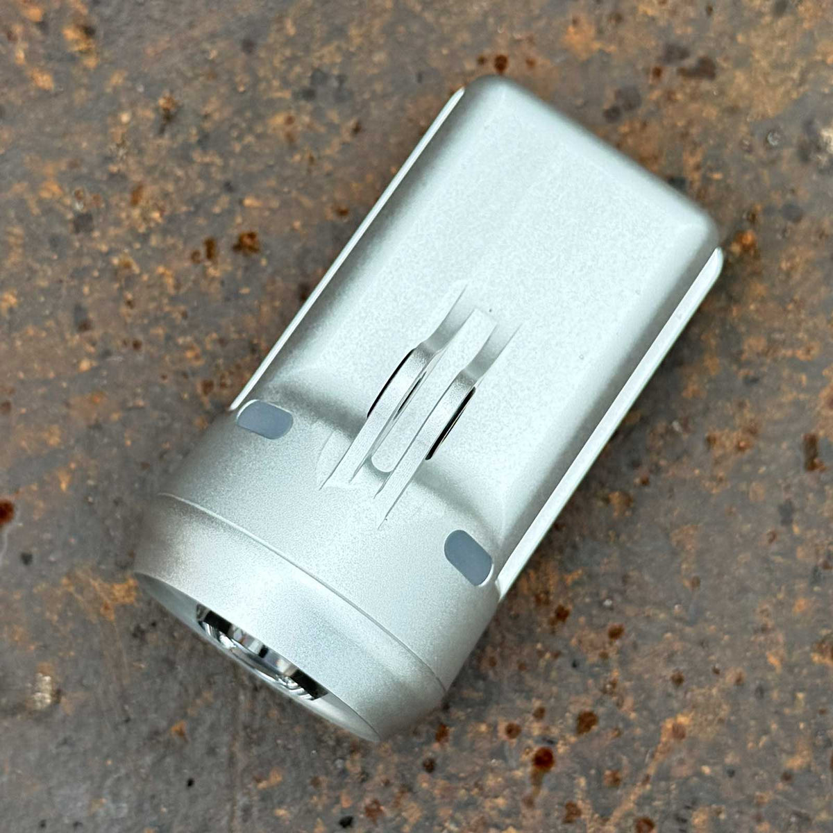 Lupine SL Grano F Silver Edition – StVZO-Frontlicht, 1100 Lumen und Fernlicht. Ansicht der silbernen Fahrradbeleuchtung mit Fernlichtfunktion.