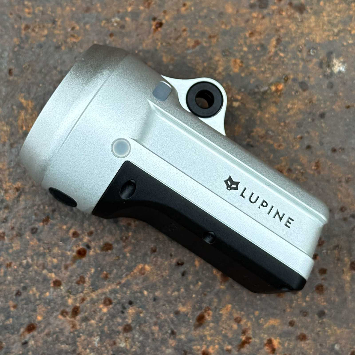 Lupine SL Grano F Silver Edition – StVZO-Frontlicht, 1100 Lumen und Fernlicht. Seitenansicht der silbernen Fahrradlampe.