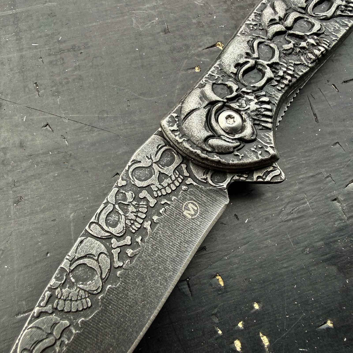 Magnum Dia de los Muertos – Taschenmesser mit Totenkopfdesign. Ansicht des Klappmessers mit Skull-Motiv.