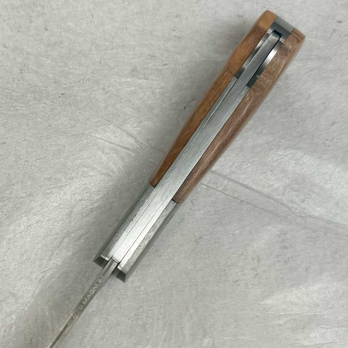 Magnum Damascus Mistress – elegantes Damast-Taschenmesser mit Olivenholzgriff. Detailansicht des Messerrückens.