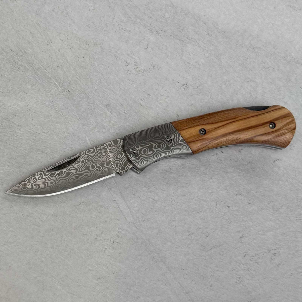 Magnum Damascus Mistress – elegantes Damast-Taschenmesser mit Olivenholzgriff. Ansicht mit aufgeklappter Damastklinge.