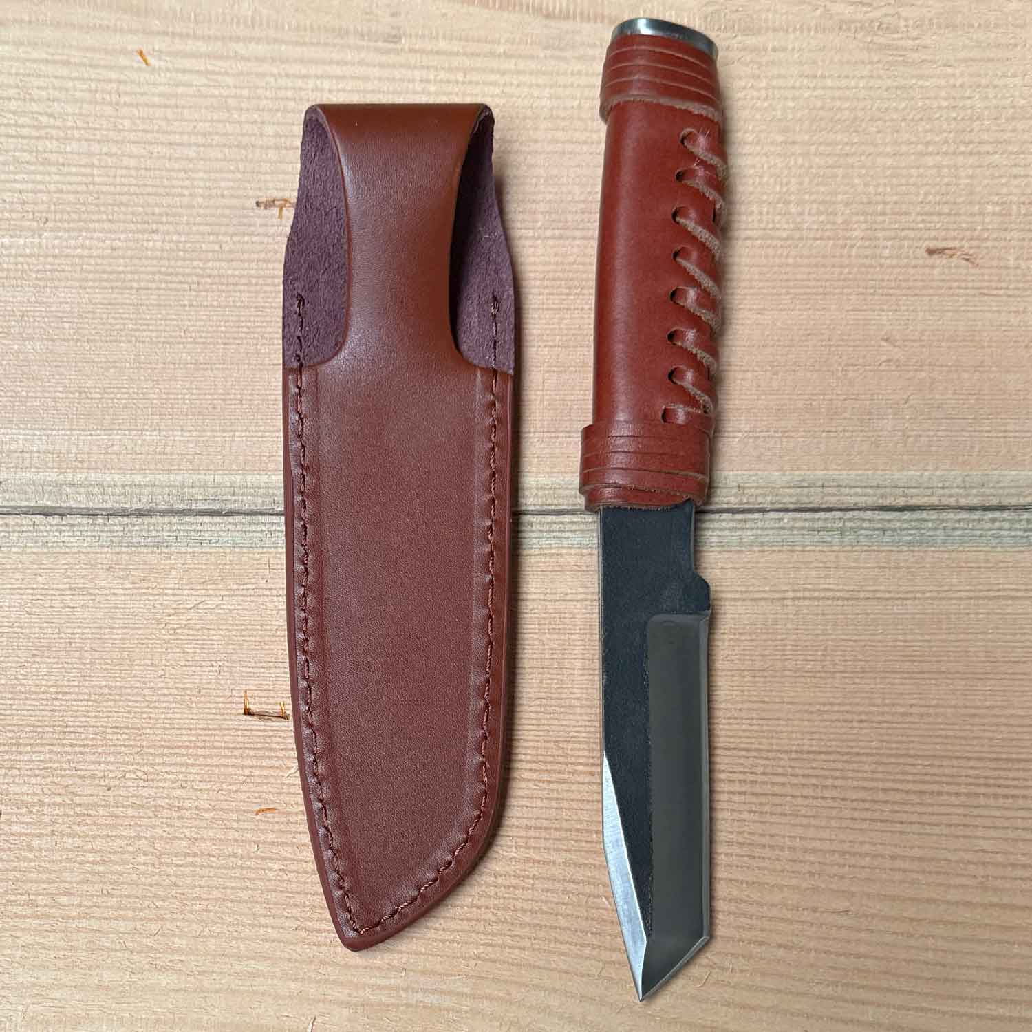 Magnum Survivor – Robustes Outdoormesser mit Ledergriff und Köcherscheide