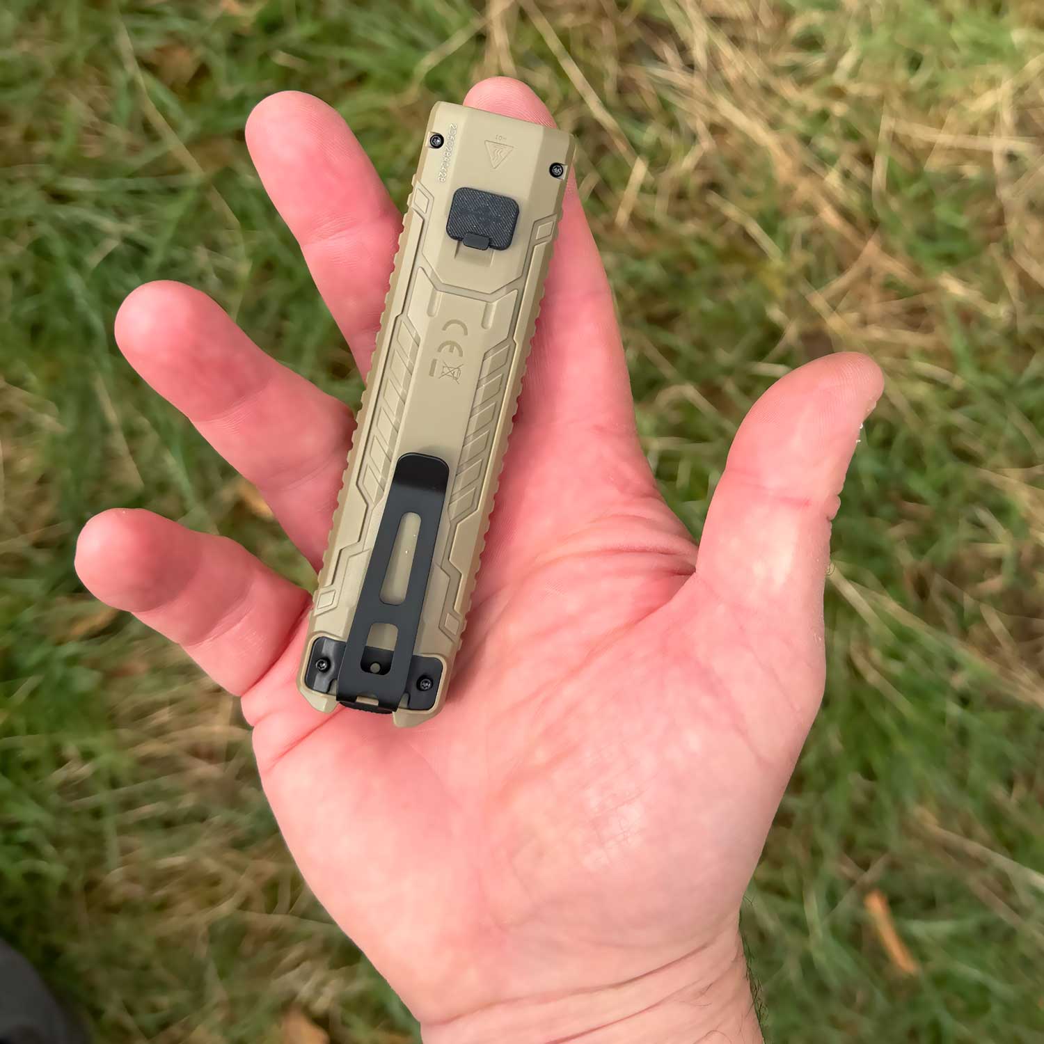 Nitecore EDC07 LED Taschenlampe braun tan - Größe in der Hand